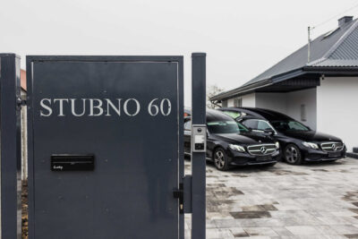 Zdjęcie budynku, samochodu i bramy firmy Bawoł Stubno 60 nr.2