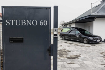 Zdjęcie budynku, samochodu i bramy firmy Bawoł Stubno 60